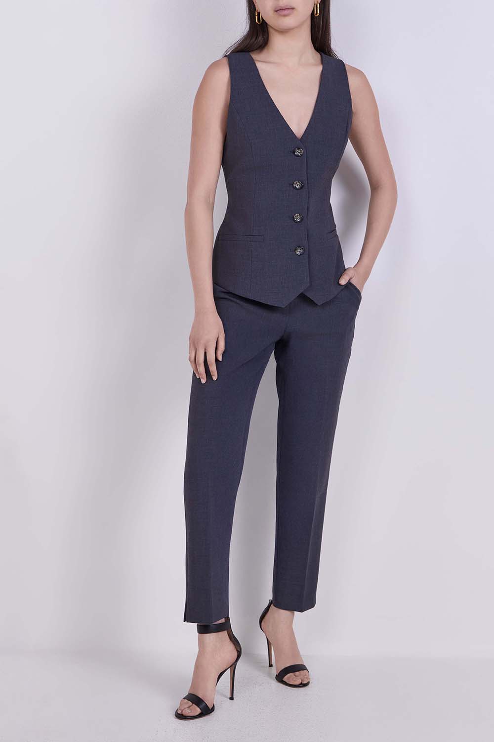 מכנסיים מחויטים